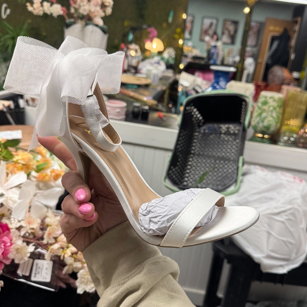 White Bow Heels - Picture 4 of 4